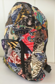 Vrolijke patchwork rugzak. 42x39x12 cm. Hoofdvak met verzonken rits,  voorvak  van 22x20 cm met rits en versteviging op de draagpunten.  Verstelbare schouderbanden en bovenlus.