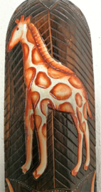 Sereen krachtdier masker beschilderd met de giraffe.