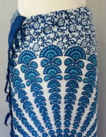 Sarong pauw, blauw/wit.  Symbool van onsterfelijkheid.