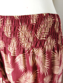 Broek Bali blad roest/zand. Met breed elastiek in taille/ heupband en elastiek in de enkels. Binnenbeenlengte 83 cm, taille tot 94 cm. Ruimvallende pijp en normale hoogte kruis. 100% rayon. Maat 36 t/m 42.