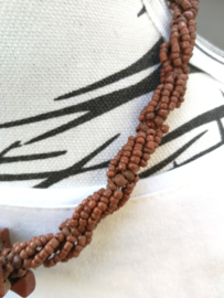 Schitterend necklace bruin, gedraaid bewerkt met kleine kraaltjes en steentjes. Lengte 50 cm en verstelbaar in drie maten.