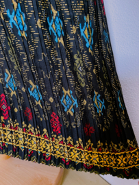 Batik uit Java. Authentieke rok plissé. Maatbereik 36 t/m 40.