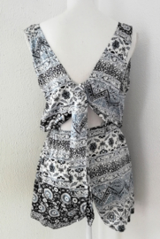 Korte zomerse mouwloze jumpsuit 'Batik fun'.  Met grappige brede strikband op de rug, die over over de bh. band valt. Elastische taille en mooi uitgesneden rug. 100% zachte rayon. maat 36 t/m 40.