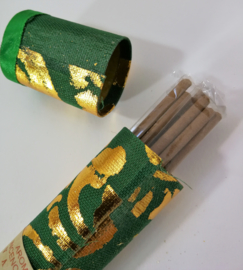 Koker van Harum Bali met 10 Jempiring incense sticks. Kleuren kokers kunnen varieren.