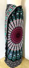 Sarong pauw, zwart/lichtgroen/rood.  Symbool van onsterfelijkheid.