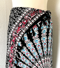 Sarong pauw, zwart/licht blauw/multi.  Symbool van onsterfelijkheid.