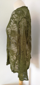 Balinese kanten kebaya van schitterend verfijnd bloemenkant. Maat 44.