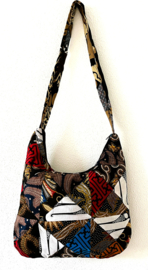 Schoudertas 38 x 29 cm. Hoofdvak en zijvak met rits. Gevoerd.