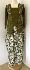 Traditionele kebaya set. Maat 36 en 42.