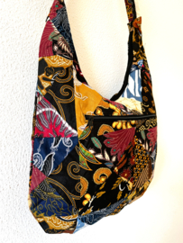 Schoudertas 38 x 29 cm. Hoofdvak en zijvak met rits. Gevoerd.