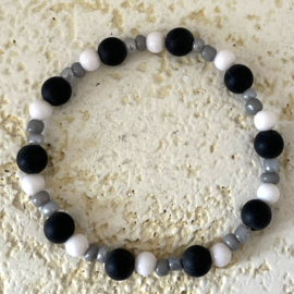 Uit het atelier van Puck. Armbandje zwart/wit/grijs.