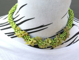 Schitterend kort necklace gedraaid bewerkt met kleine kraaltjes en steentjes. Lengte 41 cm en verstelbaar in twee maten.