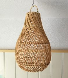 Schitterende grote naturel ovale rotan hanglamp.