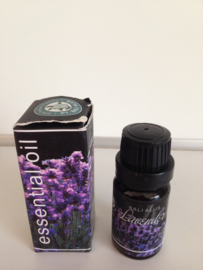 Lavendel 100 % pure essentiële olie. Bevordert sterk de aanmaak van endorfines, natuurlijk antidepressieva, stimuleert het denken en ontspant. Beschermt tegen negativiteit en brengt evenwicht.10 ml