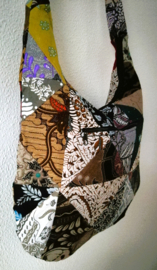 Schoudertas 38 x 29 cm. Hoofdvak en zijvak met rits. Gevoerd.