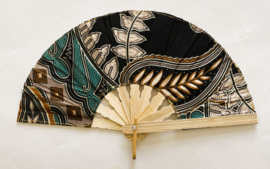 Kleurrijke waaier. Bamboe met batik stof 21,5 cm.
