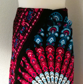 Sarong pauw, donkerroze/zwart-wit-blauw.  Symbool van onsterfelijkheid.