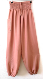 Zalm kleurige Bohemian broek van zacht glanzende rayon. Maat 36 t/m 42.