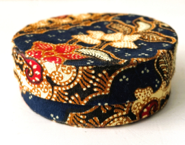 Set onderzetters. Stoffen batik doosje met 6 stoffen onderzetters, afgewerkt met rotan. Schitterend handwerk.