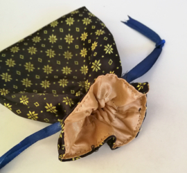 Goud/choclat batik offerzakje. Gevoerd met zandkleurige satijn. Met blauw aantreklintje.  Levering uit assorti. Printjes kunnen verschillen.