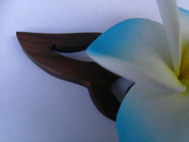 Knot speld. Bali palisander hout met blauwe frangipani bloem,  19 cm lang.