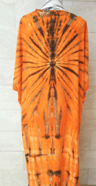 Schitterende oversized tie dye kaftan met unieke print.  Aangeknipte mouw en a-symetrische zoom. Lang model. Oranje/zwart. Bovenwijdte 168 cm, lengte voor 103 cm, lengte achter 126 cm. 100% rayon.