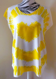 Hartenshirt tie dye batik. T line en aangeknipt mouwtje. 104 cm wijd, 66 cm lang. Maat 36 - 42, 100% rayon.