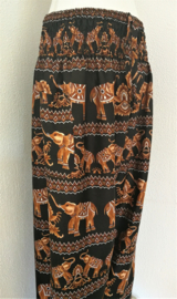 Broek 'Elephant dream', zwart/roest. Met breed elastiek in taille (88 cm)/ heupband (heup 140 cm), sierkoordje voorzijde, opgestikt zijvakje en elastiek in enkels. Ruimvallende pijp en normaal kruis. 100% rayon. Binnenbeenlengte 77 cm. Maat 44 t/m 46.
