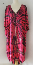 Schitterende oversized tie dye kaftan. Rood/zwart/zand met een spoortje wit. One Size.