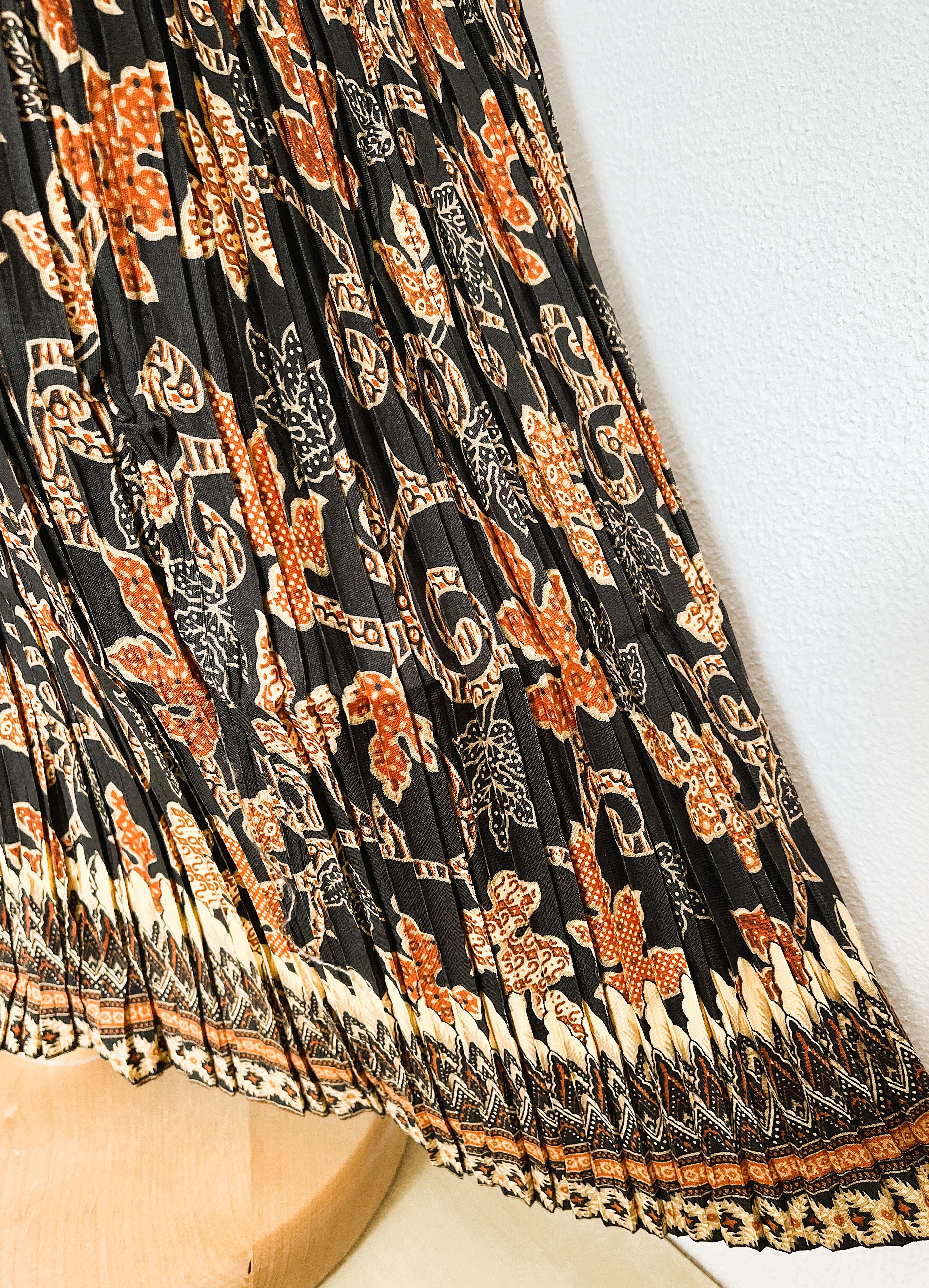 Batik uit Java. Authentieke rok plissé. Maatbereik 36 t/m 40.