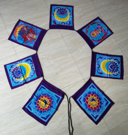 Vlaggenlijn 'meditatie'.  Batik handwerk. 7 vlaggen van 33x26 cm met 4 verschillende afbeeldingen. Lengte inclusief koord  2.80 meter. 100% rayon.