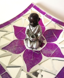 Kleine monnik met bedelnap op een lotusschaal van ingelegd glas,