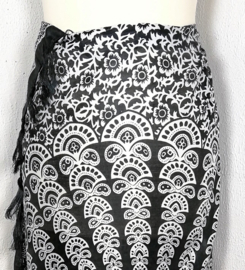 Sarong pauw, zwart/wit. Symbool van onsterfelijkheid.