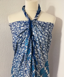 Sarong pauw, blauw/wit.  Symbool van onsterfelijkheid.