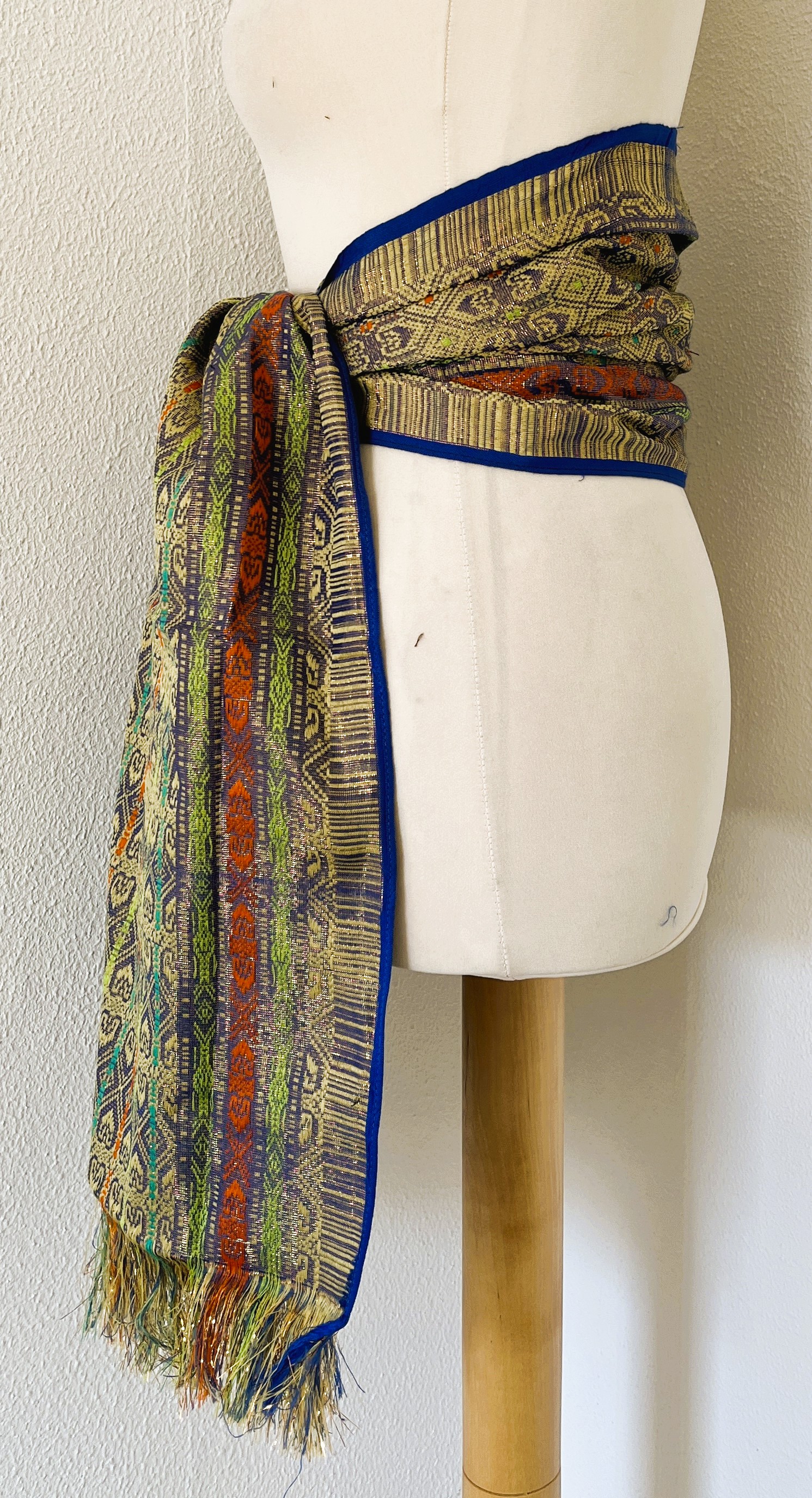 Kain Songket. Geweven gouddraad sarong. Complete set met selendang