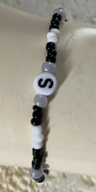 Uit het atelier van Puck. Naam armbandje  'S'.