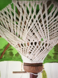 Traditionele ceremoniële Balinese  parasol. Schitterend handwerk, met zeer bijzondere authentieke  details afgewerkt. Op houten voet. Hoogte 94 cm. Diameter parasols 50 en 40 cm.