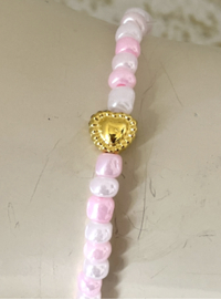 Uit het atelier van Ana. Armbandje 'Love'.