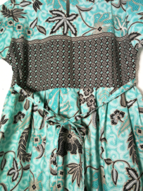Schitterend jurkje van Javaanse batik.Maat 116/122.  6/7 jaar.
