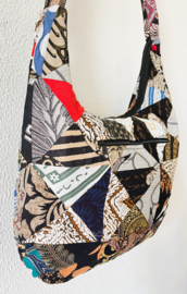 Schoudertas 38 x 29 cm. Hoofdvak en zijvak met rits. Gevoerd.