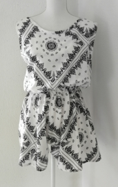 Korte zomerse mouwloze jumpsuit 'Mandala art'.  Maat 36 t/m 40.