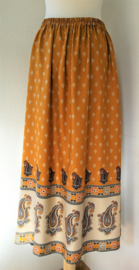 Weergaloze maxi rok uit Java. Handmade. Maat 46.