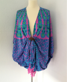 Sarong vest pauw, roze/groen/blauw. Symbool van onsterfelijkheid. 100% rayon, met sarong knoop.