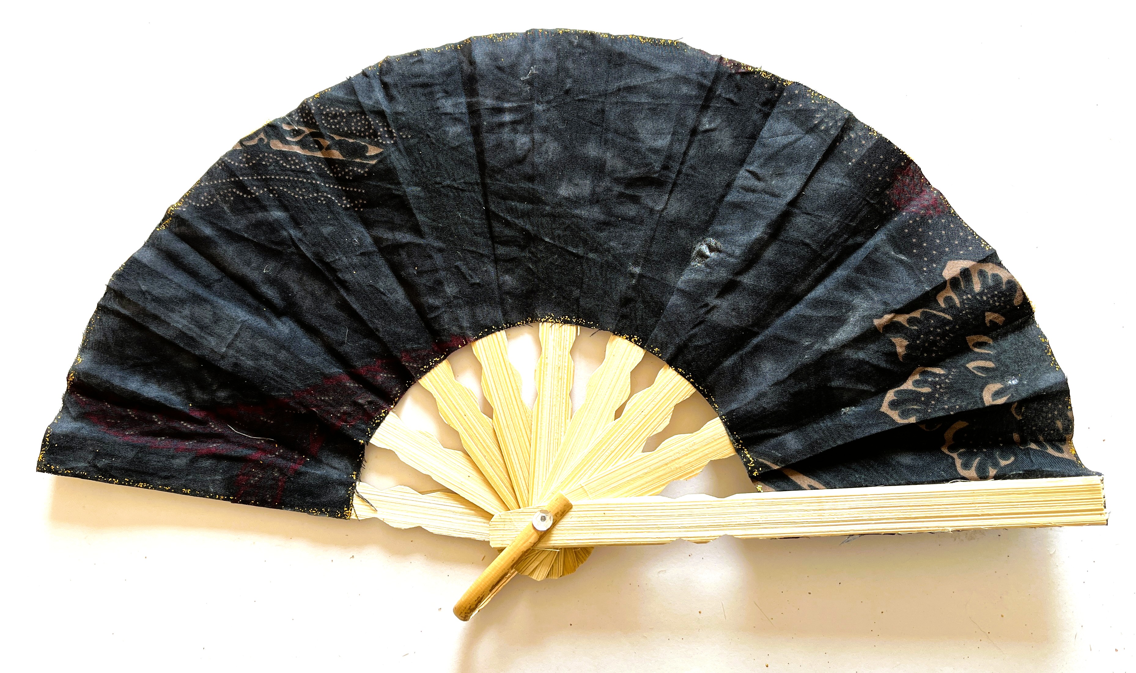 Kleurrijke waaier. Bamboe met batik stof. 21 cm.