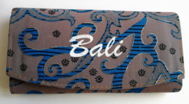Ruime batik Bali portemonnee. Met rits en twee grote vakken.  19 x 11 cm