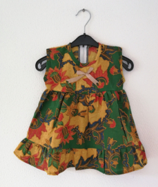 Eenvoudig jurkje van Javaanse batik. Maat 104/110.  4/5 jaar.