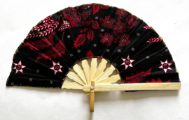 Kleurrijke waaier. Bamboe met batik stof 21,5 cm.