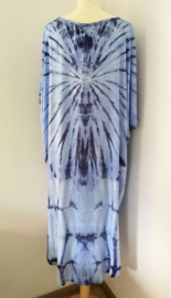 Schitterende oversized tie dye kaftan, zacht blauw met grijs. One Size.