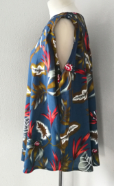 Mouwloze top Bali Flower steenblauw/multi. Maat 52.