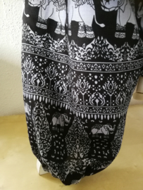 Broek 'Olifant', zwart/grijs. Met breed elastiek in taille/ heupband, sierkoordje aan voorzijde, opgestikt zijvakje en elastiek in enkels. Ruimvallende pijp en normaal kruis. 100% rayon. Binnenbeenlengte  77 cm, taille 94 cm, heup 125 cm. Maat 44 t/m 46.